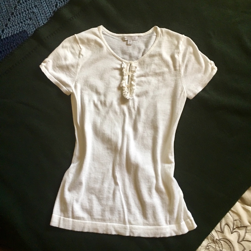 Cute off White Gap shirt 👚